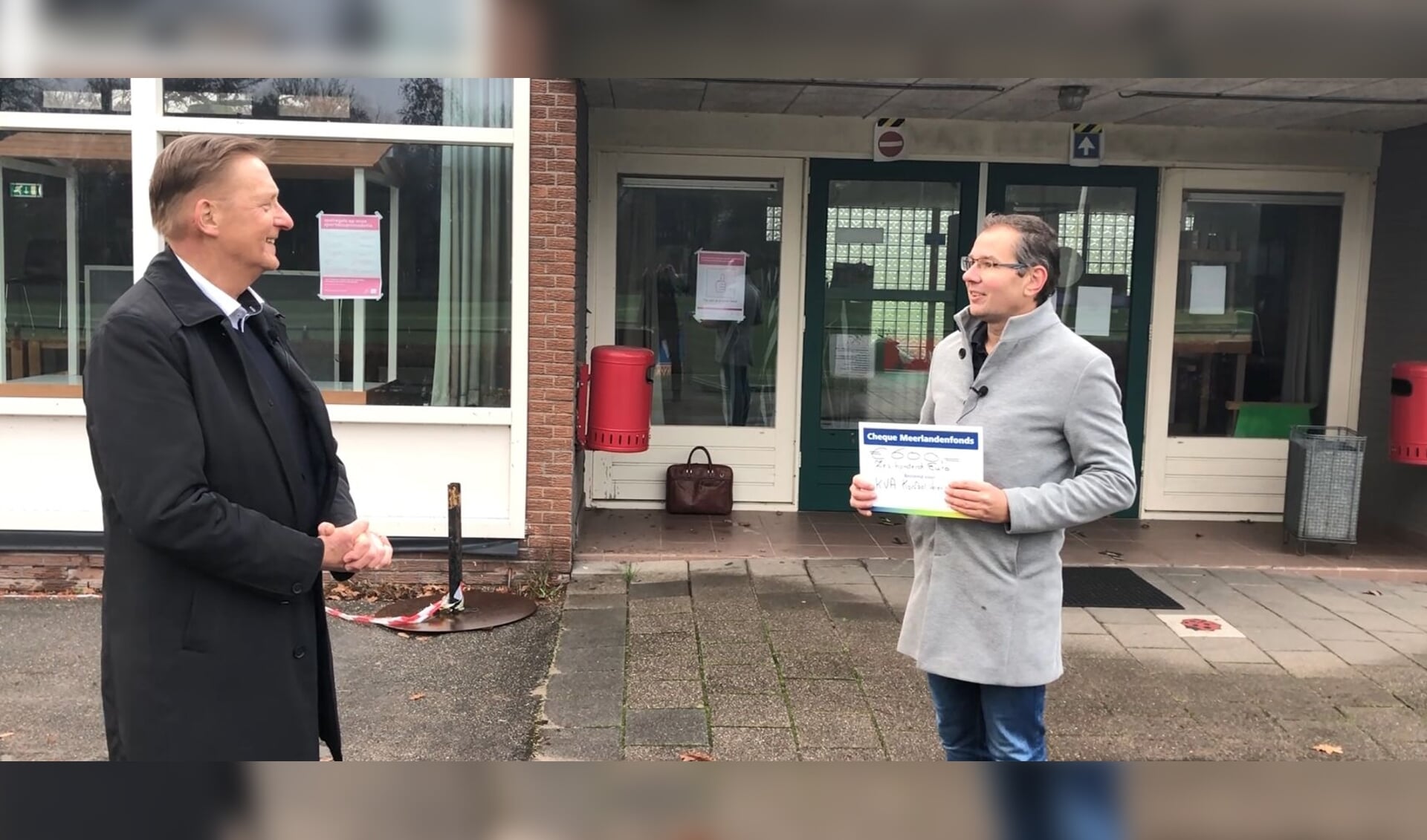 Wethouder Rob Ellermeijer overhandigde een cheque aan penningmeester Erwin Koning van KVA. 