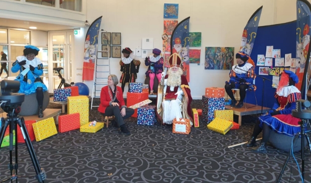 <p>Burgemeester Astrid Nienhuis kreeg vrijdag 27 november Sinterklaas en de pieten op visite. </p>