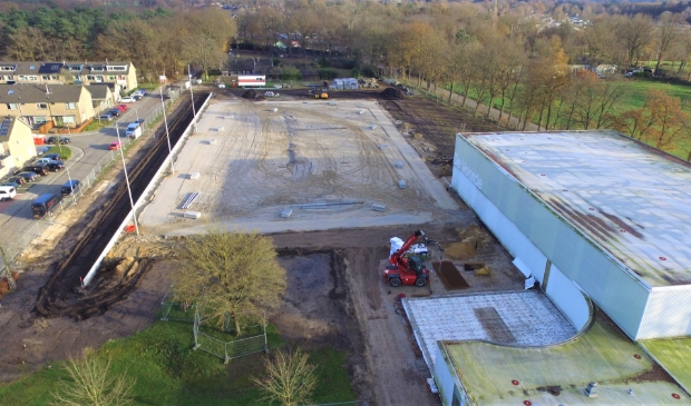 De eerste contouren van de nieuwe korfbalvelden zijn inmiddels zichtbaar op het voormalige Knollenveld. Rechtsonder is de uitbreiding van de bestaande kantine zichtbaar.