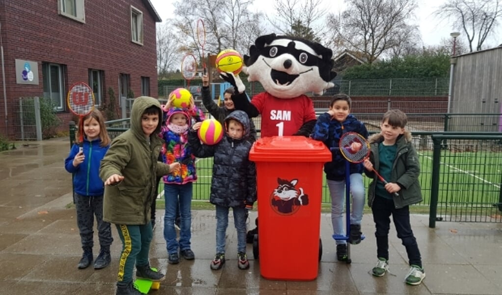Kinderen maken druk gebruik van de Sportbieb SAM bij Het Bestegoed in Elst. (Foto: Sportservice Rhenen)