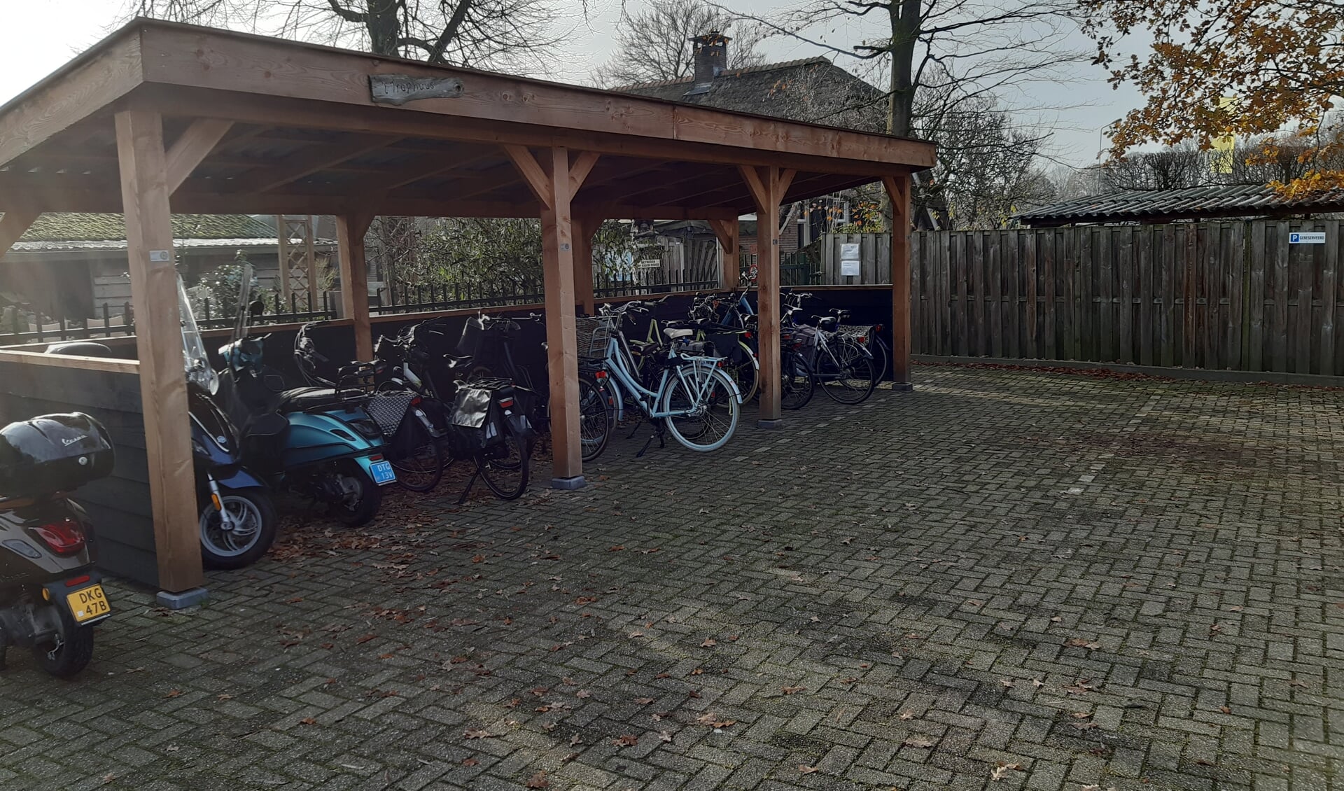 De omstreden fietsenstalling bij zorgboerderij Blommendaal is een geschenk van serviceclub De Ronde Tafel. 
