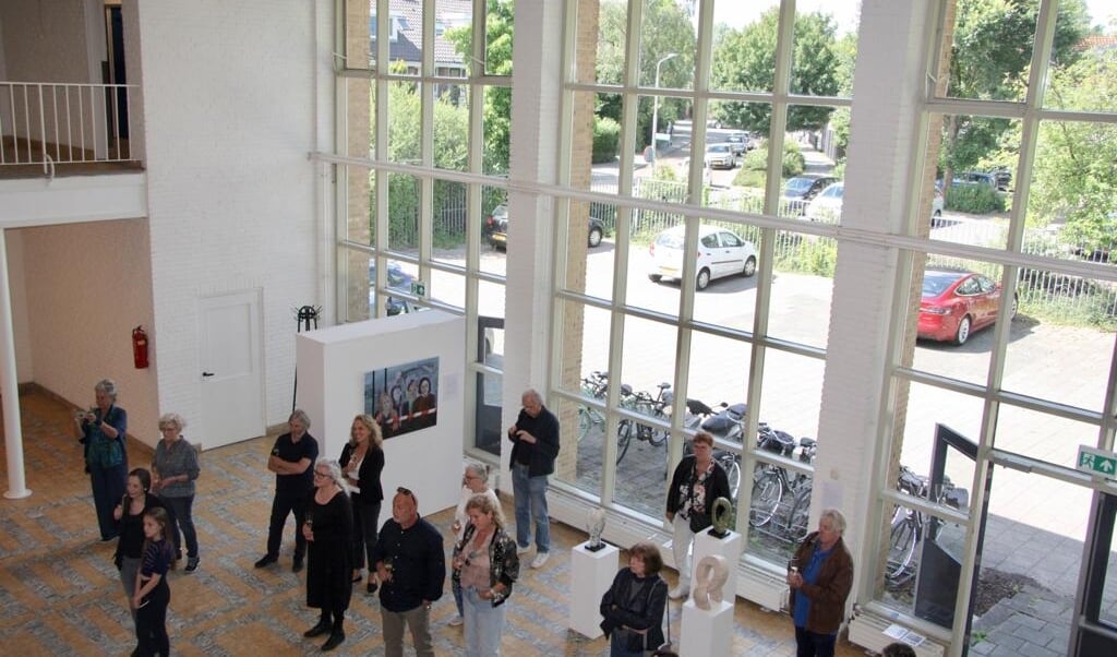 Opening van een expositie in monumentaal schoolgebouw Ateliers 2005.