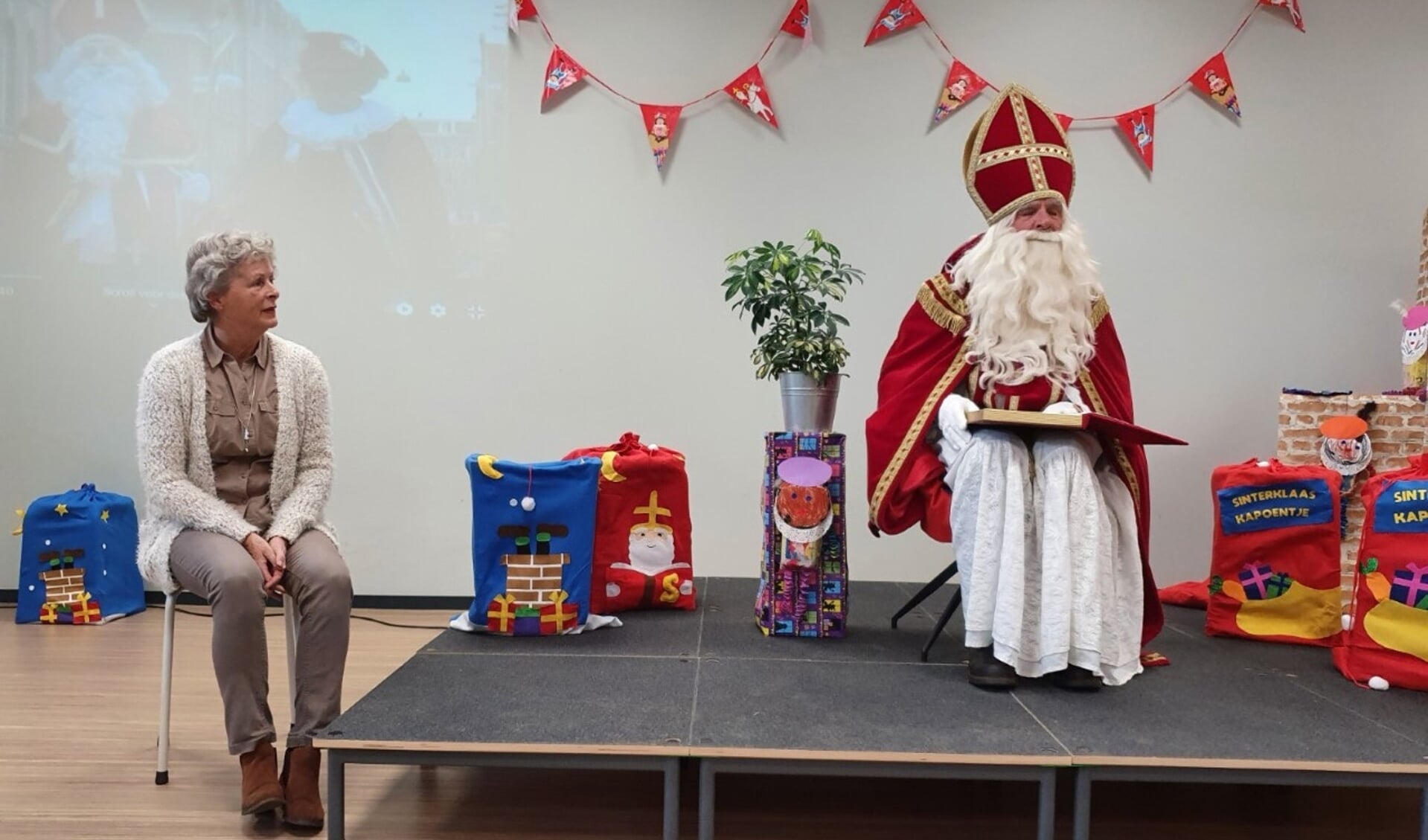 Ook Sinterklaas nam afgelopen week op gepaste afstand afscheid van juf Dute (l)
