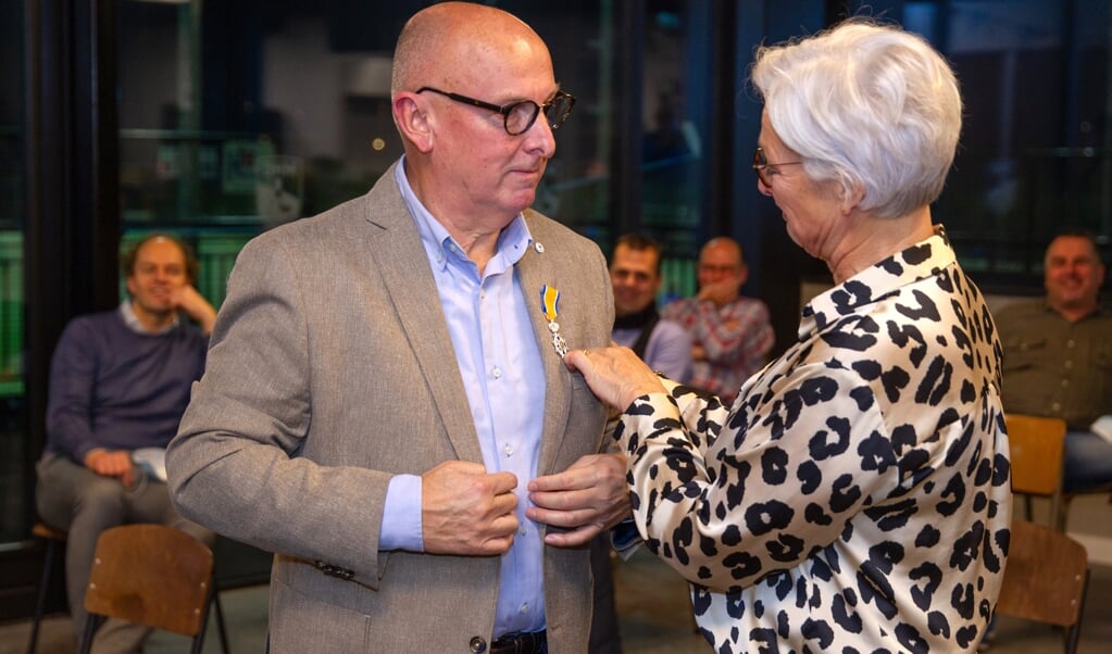 Peter van den Brink, voorzitter van MHCB krijgt lintje.