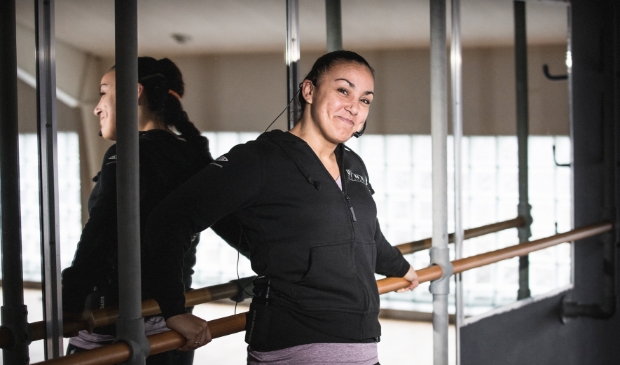 <p>Joyce Ketner in een van de sportzalen van Winnr Healthclub</p>