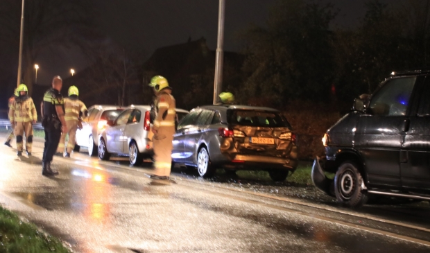 <p>Op de Nijkerkerstraat in Hoevelaken kwamen vier voertuigen met elkaar in botsing.</p>