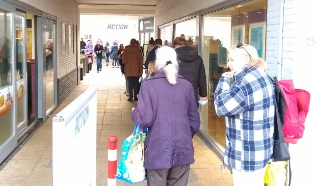 <p>Wie maandagmiddag naar de Action gaat, moet op de stoep naast de rijbaan al in de rij gaan staan.</p>