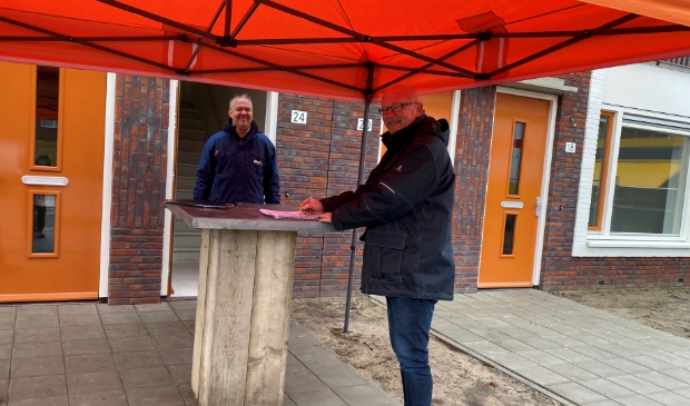 Jan van de Kamp (Lithos) en Woonstede samen bij de opgeleverde woningen