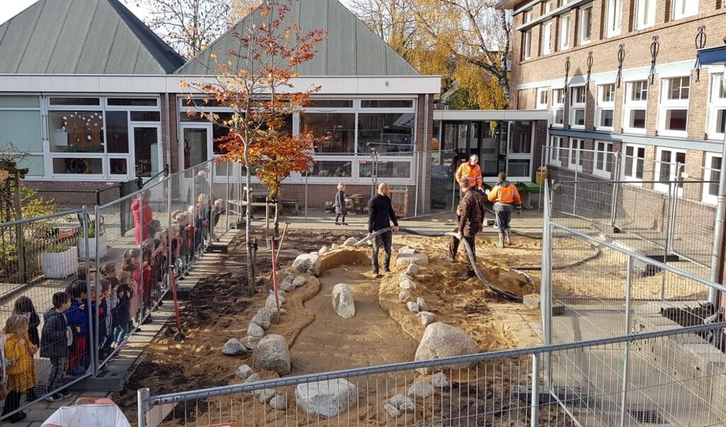 Bij de Antoniusschool in Barneveld is de afgelopen maanden gewerkt aan de realisatie van een groen schoolplein.