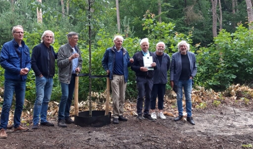 De vrienden van de schaakclub van het CLV tijdens het planten van hun herinneringsboom in juli 2020. (Foto: M. Pilon-Leeman) 