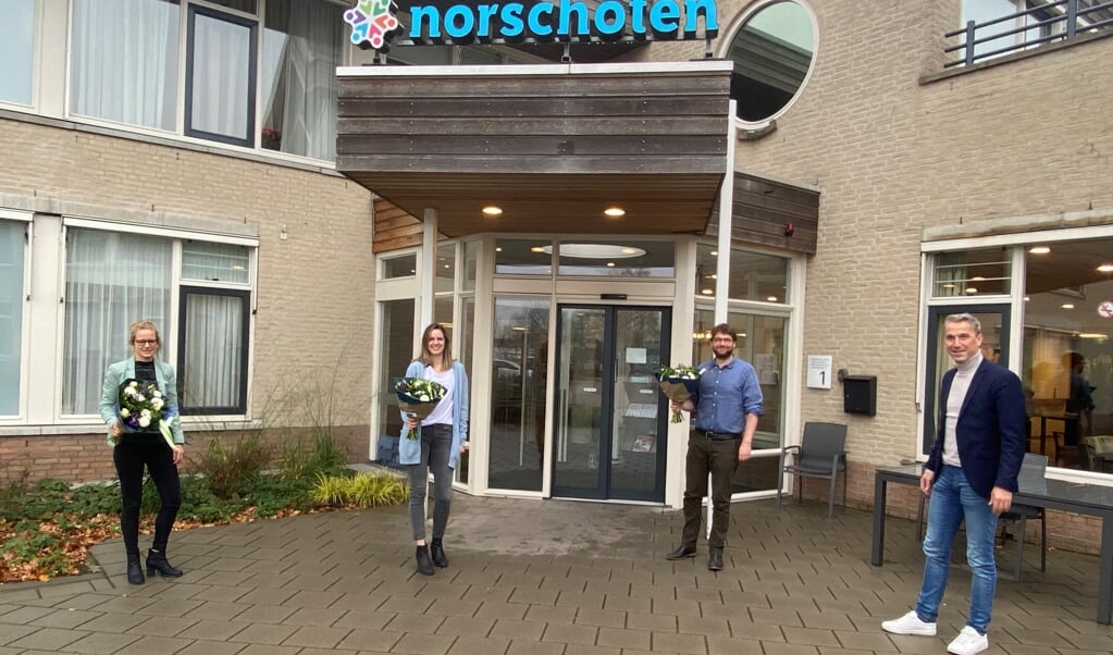 Rafaëlle van Gijssel (Diëtetiek), (Marjoleine Hessels-Hakkenberg) en Benjamin Costanje (Ouderengeneeskunde) ontvingen een boeket bloemen uit handen van Renze van den Noort, manager Welzijn & Zorg/vervangend bestuurder. 