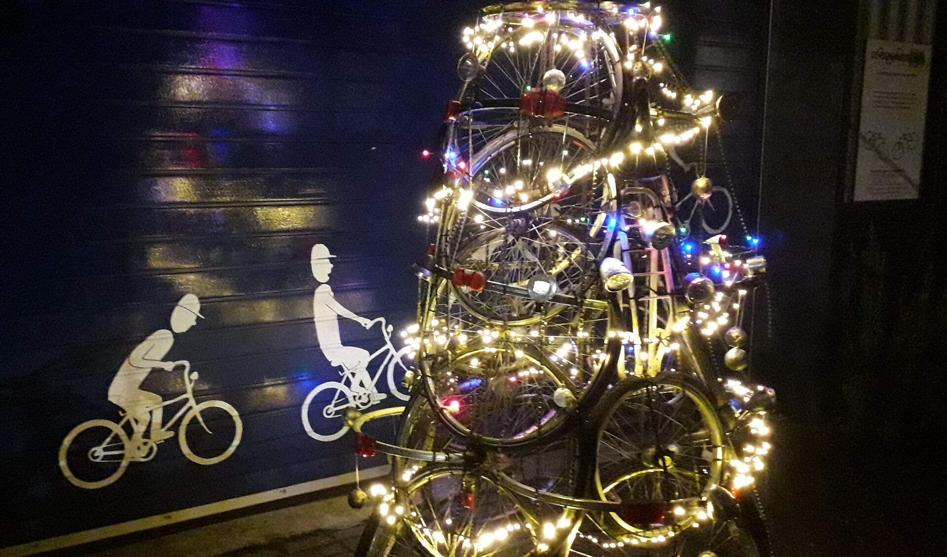 De 'kerstboom' opgebouwd uit fietsonderdelen