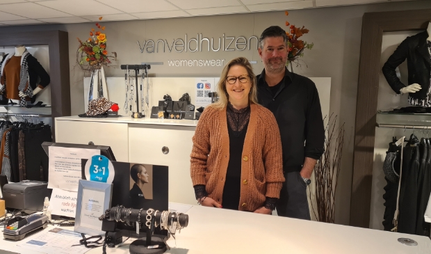 <p>Ruth en Gert Jan van Veldhuizen, hun damesmodezaak is één van de deelnemers aan de decemberactie.</p>