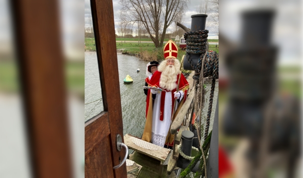 Sinterklaas komt cadeau langs brengen