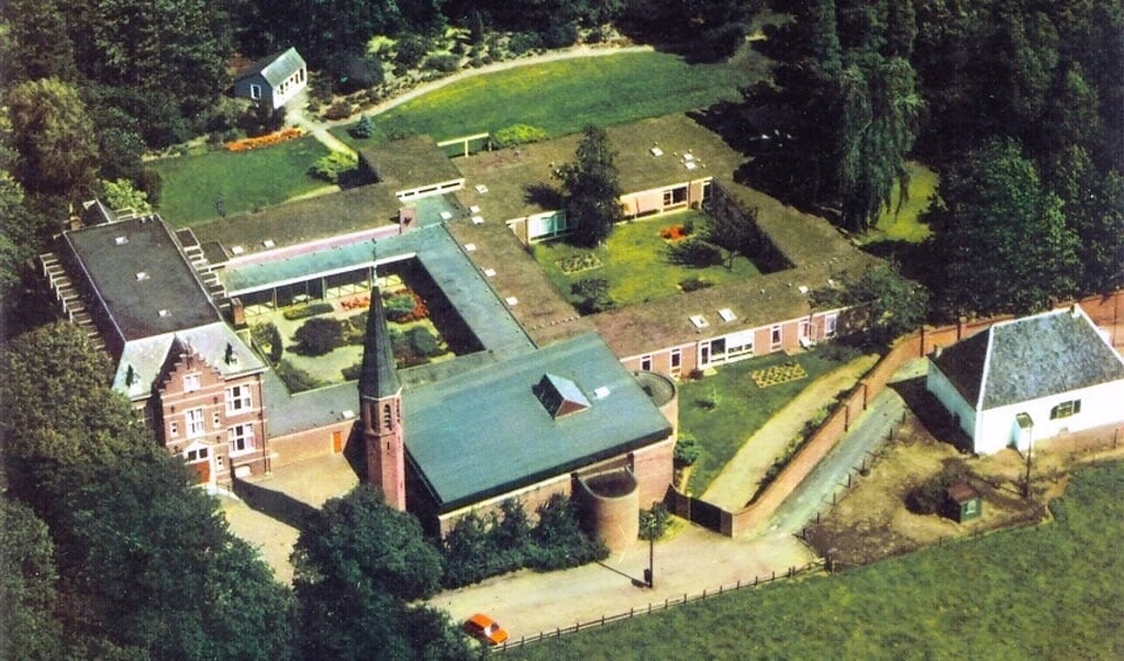 Luchrfoto van het Klooster in 1981, ansichtkaart.