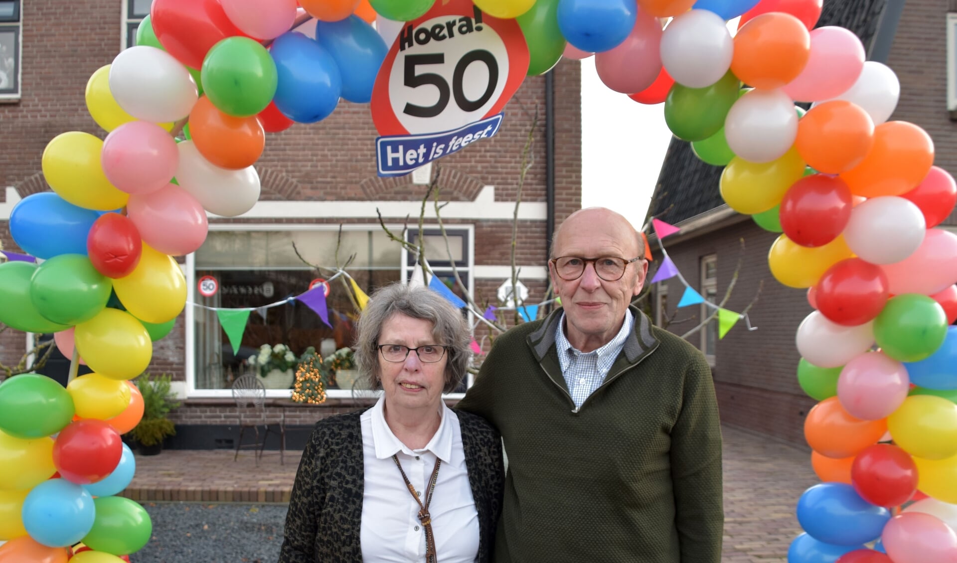Het gouden echtpaar Ans en Alex van Voorst voor hun woning aan de Vlieterweg. 
