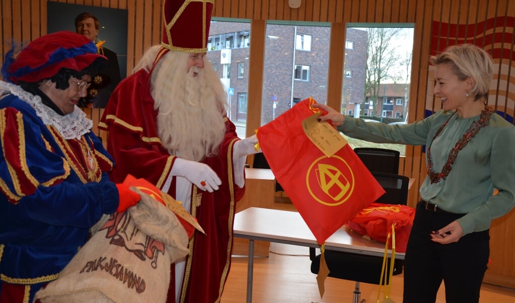 Burgemeester Iris Meerts overhandigt de tekeningen aan Sinterklaas