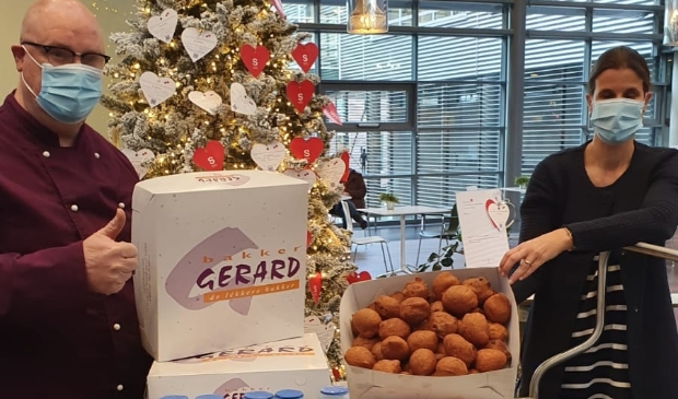 <p>Met veel plezier werden de oliebollen vanmorgen in ontvangst genomen.</p>