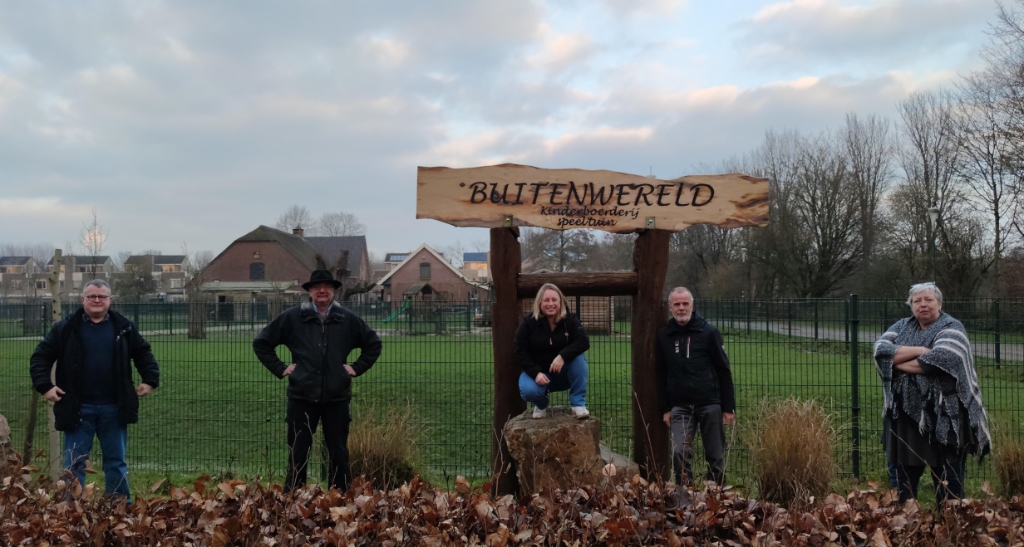 <p>Het nieuwe bestuur van Stichting Buitenwereld: Henk Vernooij, Jolanda Wiesman, Etto Planting, Bart Keijl, Steffie Dega</p>