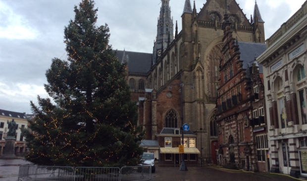 <p>Er staat elk jaar een kerstboom op de Grote Markt, ook dit jaar.</p>