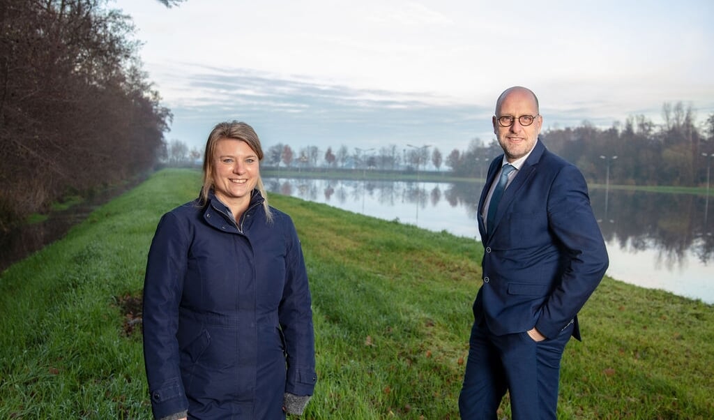 De wethouders Aukje Treep en Harrie Dijkhuizen bij de Peters Baan, waar duurzaam natuurbeheer aandacht heeft gekregen.