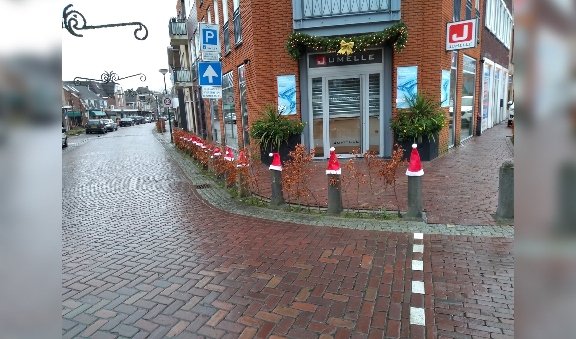 De paaltjes op de Dorpsstraat zijn in de kerststemming