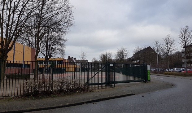 <p>Donkere wolken trekken zich samen boven lege basisscholen.</p>