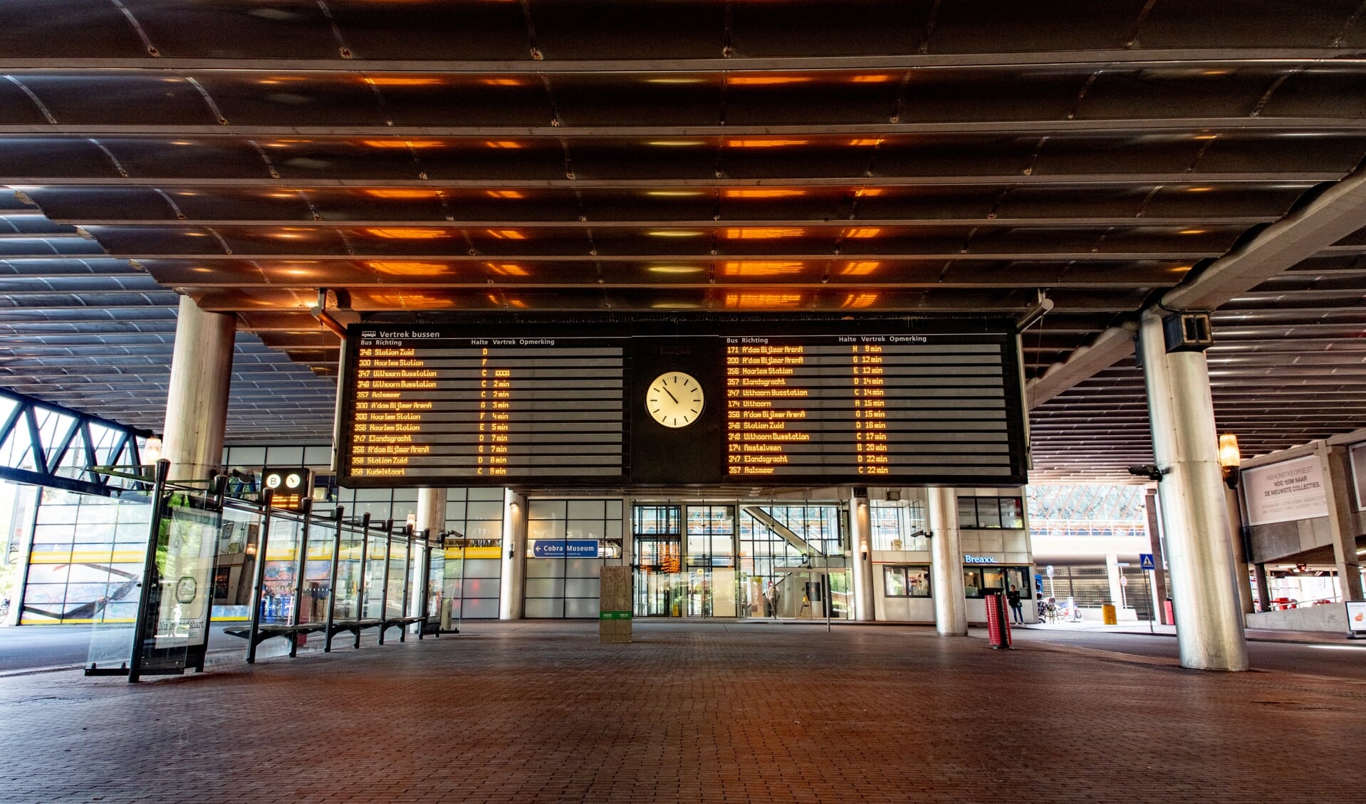 Busstation Amstelveen ligt aan de westkant van het Stadshart, terwijl de eindhalte van tramlijn 5 zich aan de oostkant bevindt.