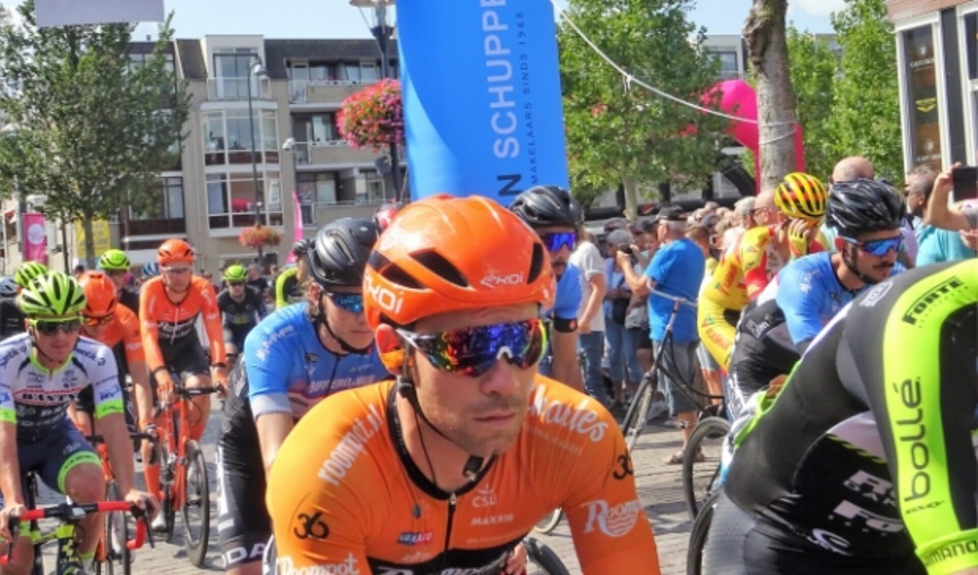 De wielerkoers Veenendaal - Veenendaal (archieffoto van de start van de editie 2019) staat op de wielerkalender 2021 geprogrammeerd op 21 en 22 mei. (Foto: Dick Martens)