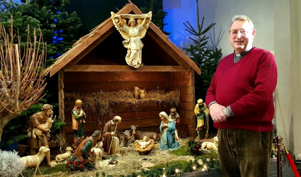 <p>Pastoor Fred Hogenelst bij de kerststal. Kerst werd dit jaar heel anders gevierd dan gebruikelijk. Het jaar vroeg om veel aanpassingen</p>