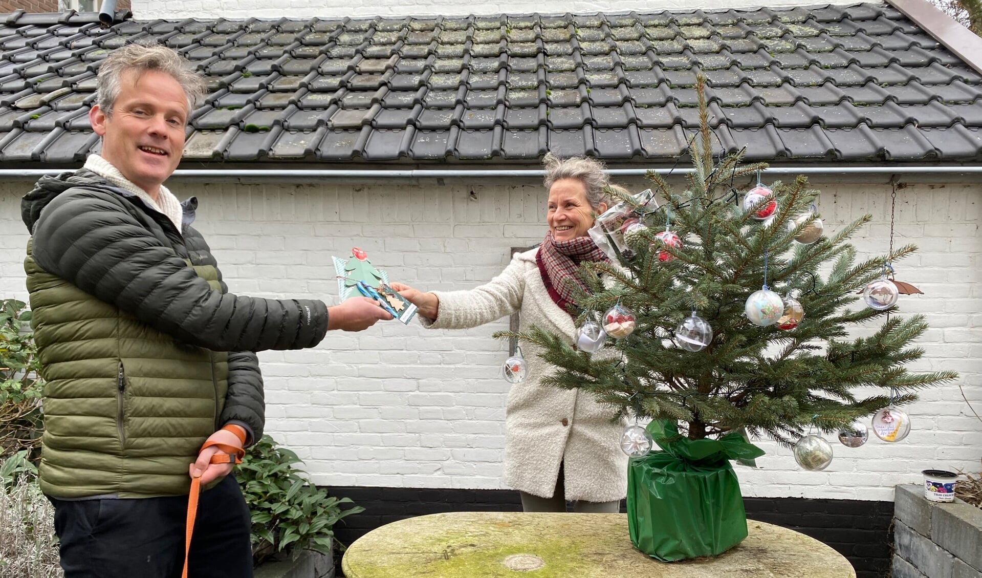 Vestinggouverneur Jan Willen den Beste reikt de prijs uit aan Monique van de Ven voor haar wensboom