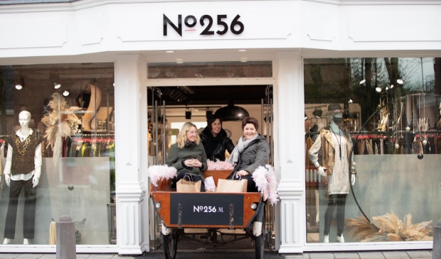 De verkopers van No256 nezorgen met de bakfiets aan huis.