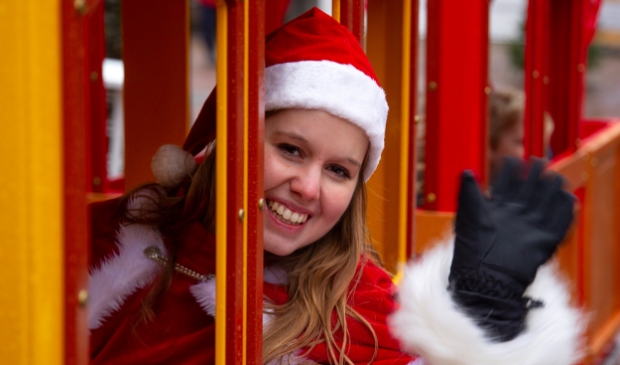 <p>Kerst trein sjokt door centrum Barneveld</p>