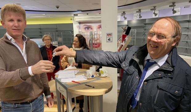 <p>De kersverse eigenaren hebben de sleutel in ontvangst genomen. </p>