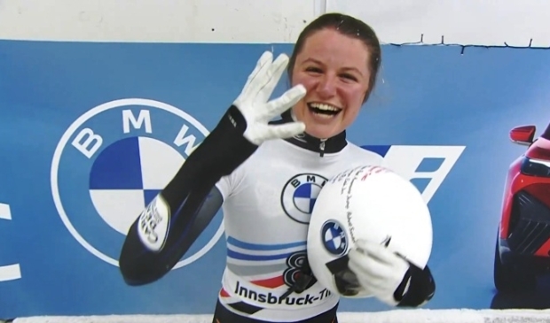 Bos laat het de kijkers thuis even weten: ze haalt het vierde podium op rij in de wereldbeker.