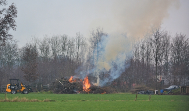 <p>Nog even voor het einde van het jaar wordt nog wat snoeihout verbrand.</p>