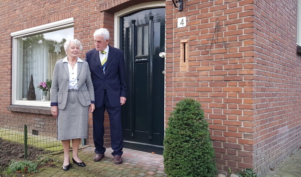 Aart en Ida van Malenstein voor hun huis aan de Voorthuizerstraat.