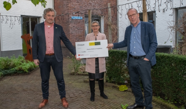 Overhandiging van de cheque in de binnentuin van Bardo