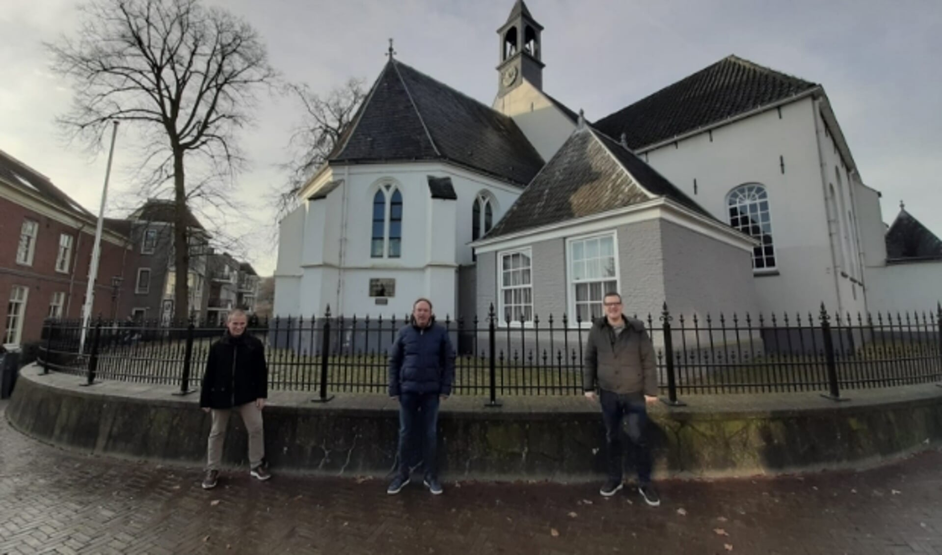 Mark Ruitenbeek (CDA), Dick Both (SGP) en Willem van Braak (ChristenUnie) bij de Oude Kerk in Veenendaal