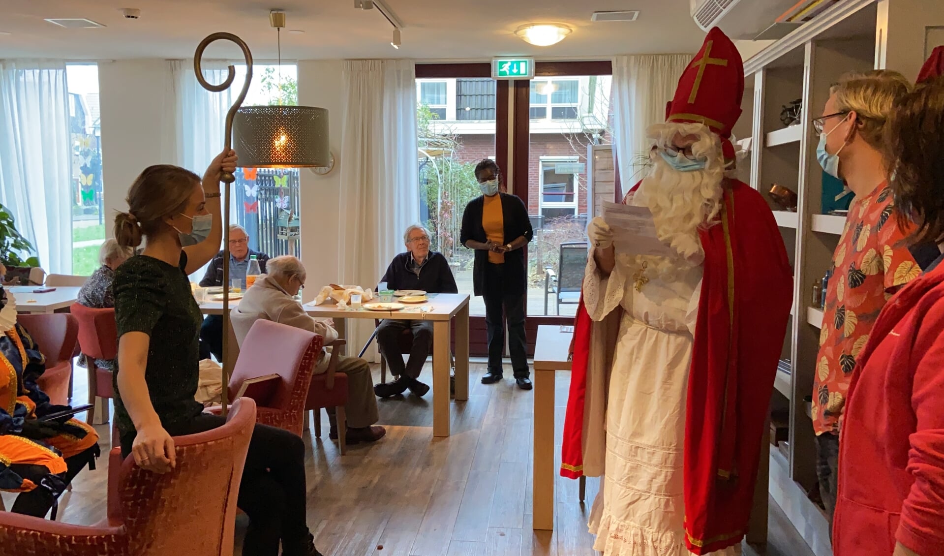 Sinterklaas leest gedicht voor aan de zorgmedewerkers van Zonnehuis Bovenkerk