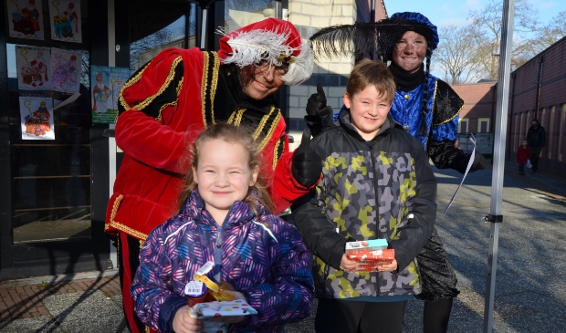 Pieten delen cadeautjes uit bij winkelcentrum De Heul