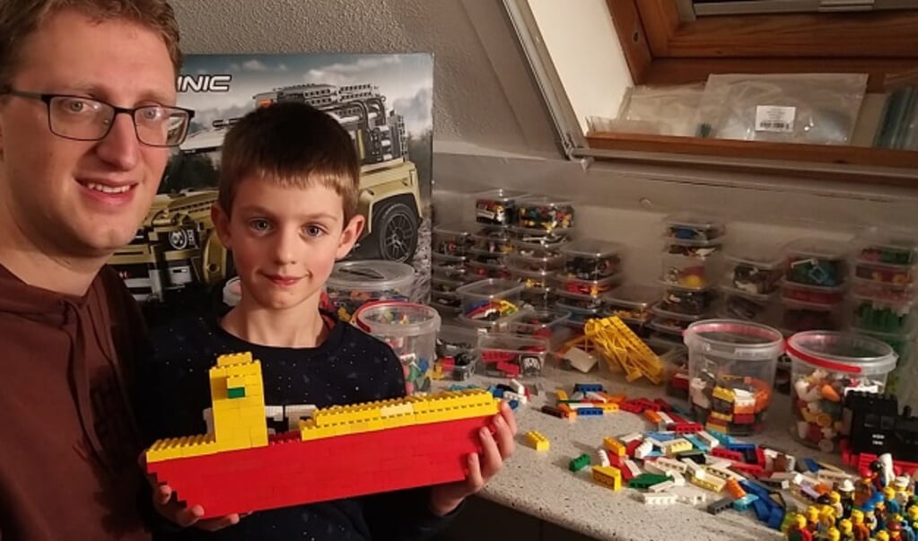René van Helden en zijn zoon Simon zijn groot fan van Lego. 