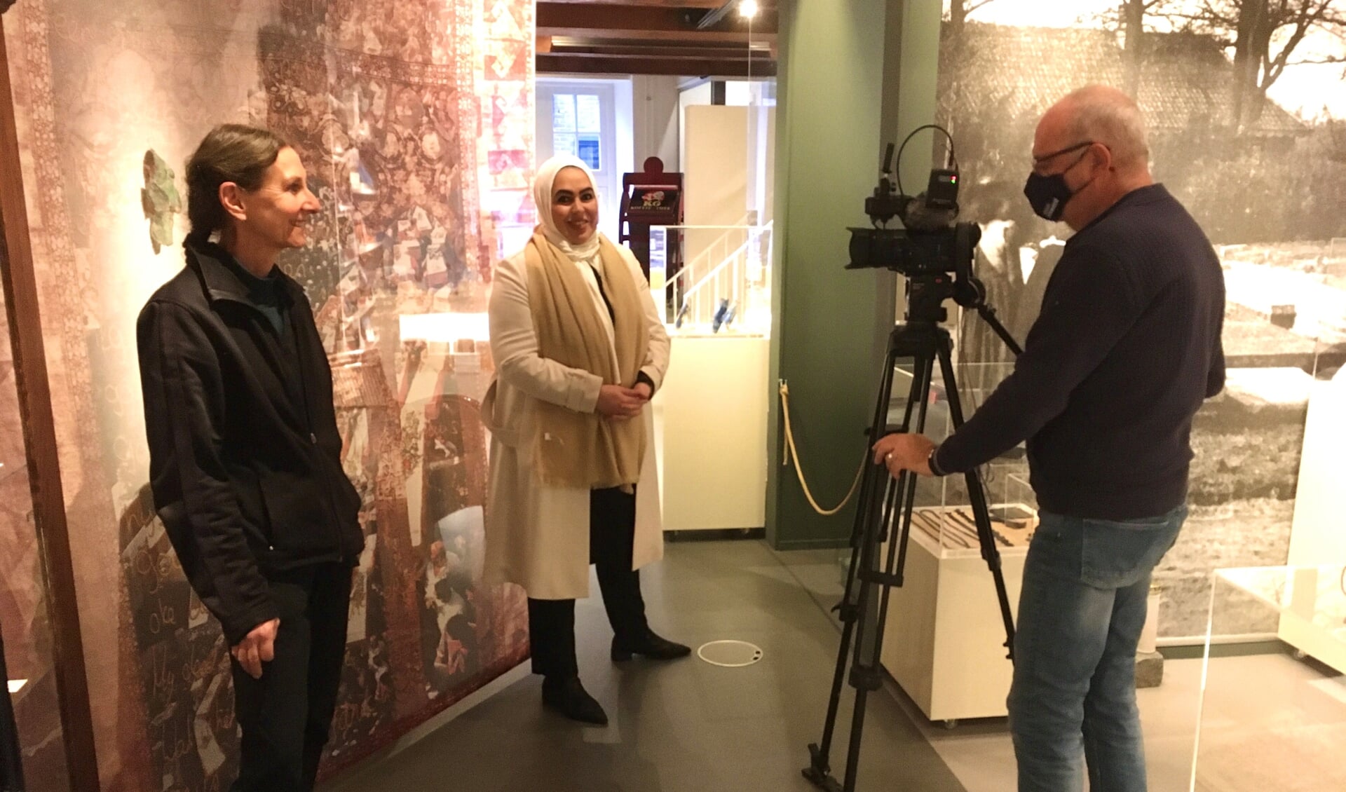 Ely Hackmann filmt kunstenares Linda Verkaaik en wethouder Nadya Aboyaakoub bij de start van de expositie ‘Van de wieg tot het graf’ in Museum Nijkerk. 