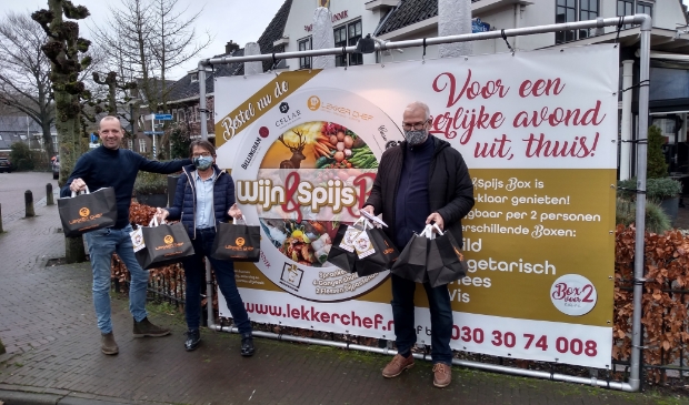 Sjoerd-Dirk van der Leest, Sarien Hage en Toon staan klaar om de maaltijden rond te brengen.