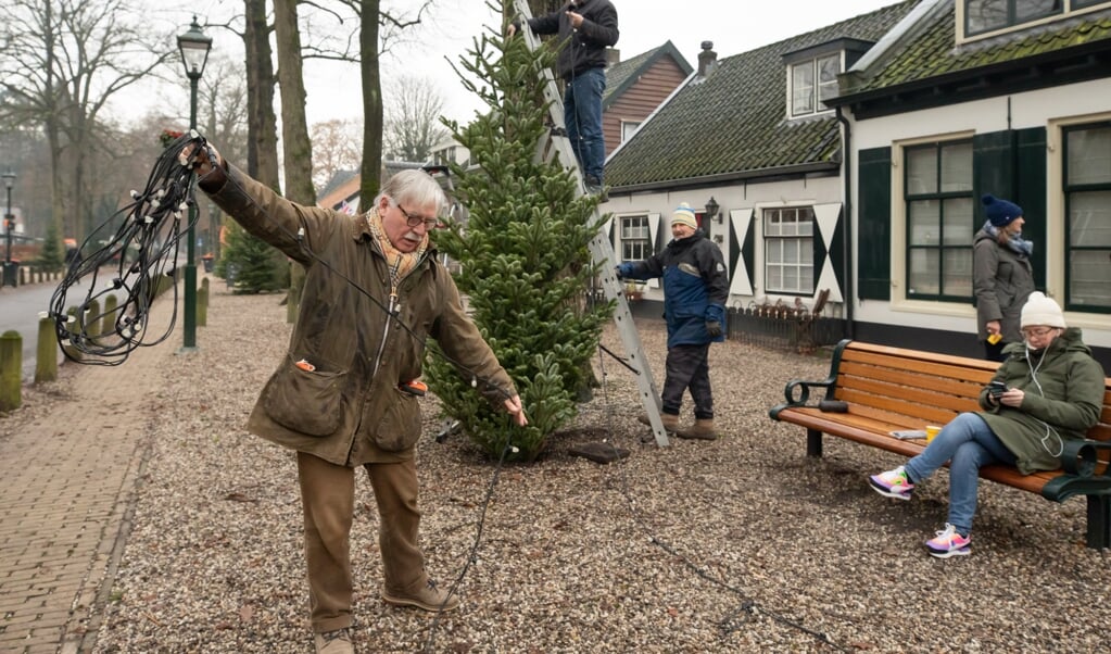 Hein en Willem van Oosterom, nu niet als Vuursche ondernemers, maar als vrijwilligers druk met kerstbomen.
