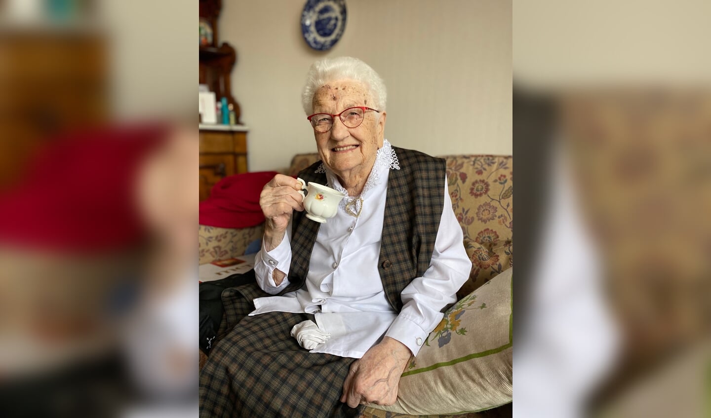 De 99-jarige Florentina (Tina) Verbeek-van Veldhuizen proost met een kopje koffie.