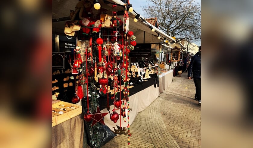 Kraam met kerstversiering