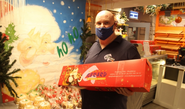 Bakker Gerard is trots op de met goud gekroonde kerststol.