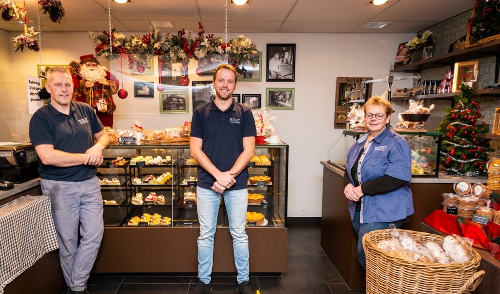 Jan Koot, Gerben van den Hudding en Ine Koot in de bakkerszaak aan de Langstraat 113, bij de entree van het winkelcentrum.