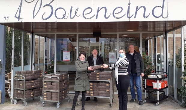 <p>Van links naar rechts: Henriëtte van de Bovenkamp (VRC vrijwilligster en initiatiefnemer), Gerrit Jan van de Weerthof (voorzitter VRC), Wendy de Witte (locatie manager ’t Boveneind) en René Pfeiffer (voorzitter De Veensche Businessclub).</p>